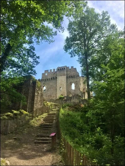 Quel cours d'eau passe à Chalucet le long d'un chemin ?