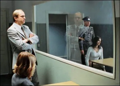 Quel est le nom de ce miroir permettant à quelqu'un placé derrière, de voir sans être vu ?