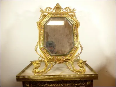 Qui est "...de l'autre côté du miroir" dans un film de James Bobin ?