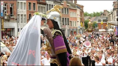 Quel nom donne-t-on à la fête populaire annuelle (kermesse) de villages et petites villes en Belgique et dans le nord de la France ?