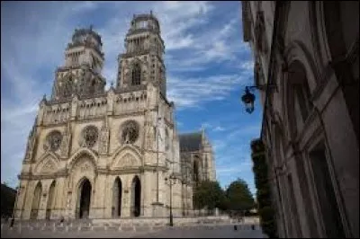 Dans quelle ville peut-on voir la cath&eacute;drale Sainte-Croix ?