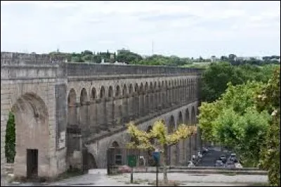 Dans quelle ville peut-on voir l'aqueduc des Arceaux ?