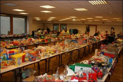 Quel est le jouet qu'Esther donne aux enfants pauvres ?