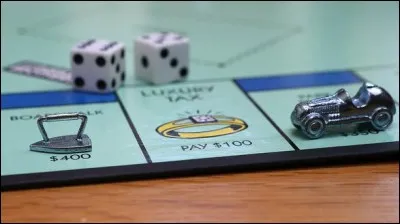 Dans le jeu de Monopoly classique, de quelle couleur sont les hôtels ?