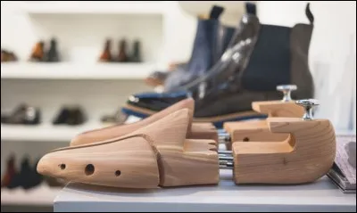 Comment appelle-t-on l'ustensile que l'on introduit dans une chaussure afin de maintenir sa forme et d'éviter les plis du cuir ?