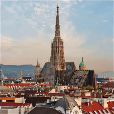 Dans quelle ville autrichienne se trouvent la cathédrale Saint-Étienne, la Hofburg et un musée d'Histoire de l'art (Kunsthistorisches Museum) ?