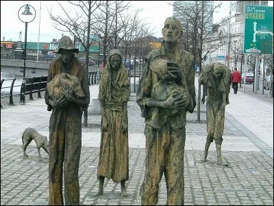 Sur les quais de quelle capitale se trouve le mémorial de la Grande Famine érigé en 1997 pour commémorer la famine du XIXe siècle ?