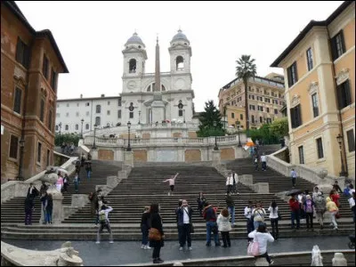 L'École espagnole d'équitation se trouve à Vienne. Où se trouve la place d'Espagne ?
