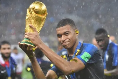 Dans l'équipe de foot de France, quel est le poste de Kylian Mbappé ?