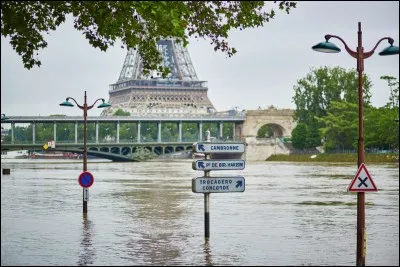 Quel pays a le plus grand nombre de personnes exposées au risque d'inondation ?