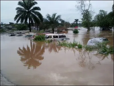 Comment appelle-t-on le lit du fleuve en période de sécheresse ?