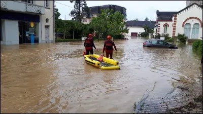 À quelle hauteur l'eau est-elle montée lors des inondations de 2018 en Sicile ?