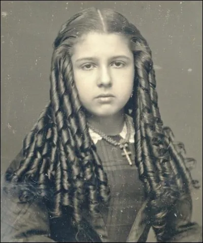 Observez bien l'illustration ! Et dites quelle est donc la nationalité de la jeune fille...