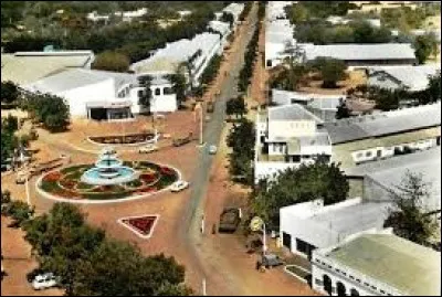 La capitale du Mozambique, Maputo, a porté le nom du navigateur portugais qui a exploré la baie au XVIe siècle. Quel est ce nom ?