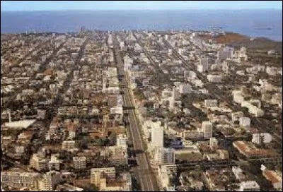 La quatrième ville de la République démocratique du Congo avec près de 2 000 000 d'habitants, située au centre du pays, s'appelait Luluabourg pendant la colonisation belge. Quel est son nom actuel ?