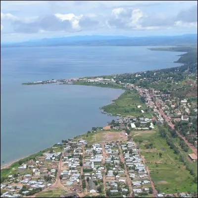 La ville de Kalemie, en République démocratique du Congo, l'une des principales villes de la côte occidentale du lac Tanganyika, portait jusqu'aux années 1970 le nom de :