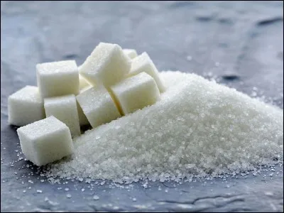 Qu'obtient-on si on mélange du sucre et du sel dans de l'eau bouillante ?