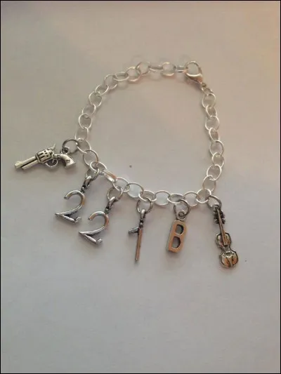 Ce bijou réunit des éléments représentatifs du héros. Qui est l'auteur (et l'oeuvre) cachés derrière lui ?