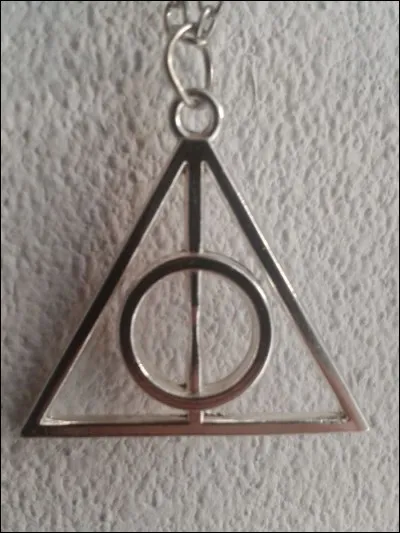 Ce bijou est un symbole important dans l'intrigue de cette uvre. Qui est l'auteur (et l'oeuvre) cachés derrière lui ?