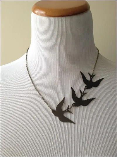 Ce bijou a l'avantage d'être amovible à la différence de son modèle. Qui est l'auteur (et l'oeuvre) cachés derrière lui ?