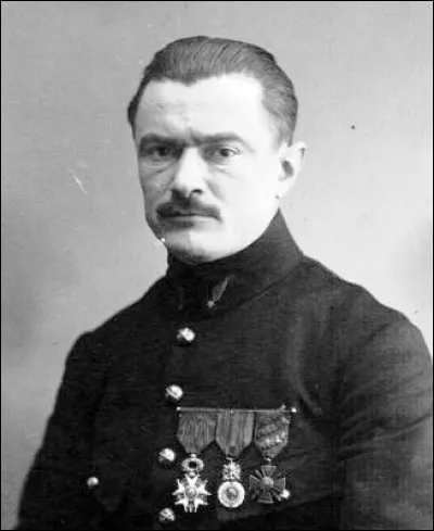 Qui était Jules Védrine (ici photographié en uniforme en 1916) ?