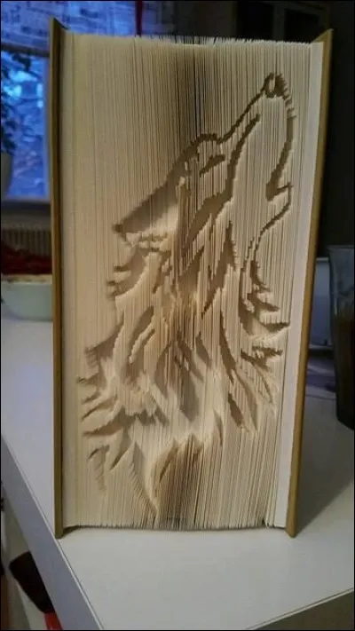 Qui a écrit "Entre chiens et loups" ?