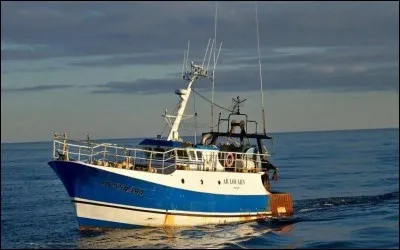 Un bateau de pêche suspect est signalé. Une fois à sa hauteur, que décides-tu ?
