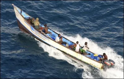 Une embarcation suspecte est détectée sur ton radar. Apparemment, il s'agirait de pirate. Quelle est ta décision ?