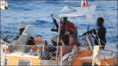 Un jour plus tard, tu es informé par le commandement qu'une prise d'otages sur un catamaran se déroule à quelques heures de ta position. Arrivé à une distance raisonnable du bateau détourner, quelle est ta réaction ?