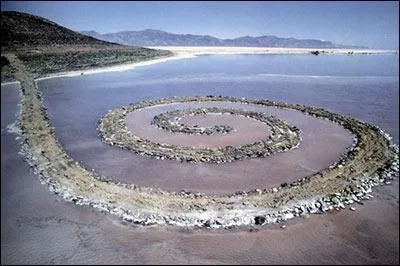 C'est la dcennie du 'Flower Power', donc d'un retour  la terre, y compris dans l'art. Robert Smithson est ainsi l'un des leaders du ...