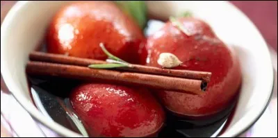 Quels fruits peut-on déguster dans du sirop ou comme ici, pochés au vin rouge ?