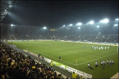Combien de matchs le club de Grenoble Foot 38 a-t-il dû attendre avant de marquer un point lors de la saison 2009-2010 ?