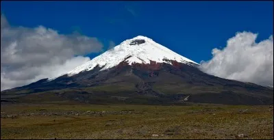 Quel volcan de la Cordillère des Andes, en Equateur, culmine à 5 897 mètres et est toujours en activité ?