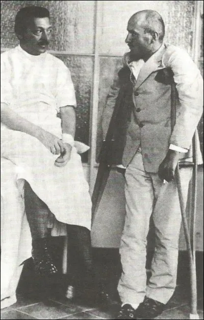 Quelle est cette c&eacute;l&eacute;brit&eacute; qui porte des b&eacute;quilles sur cette photo ?