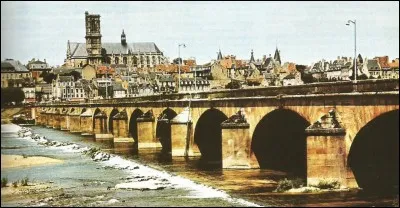 Dans quelle ville fran&ccedil;aise peut-on visiter la cath&eacute;drale Saint-Cyr-et-Sainte-Julitte ?