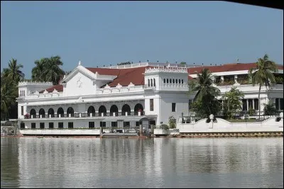 Dans quel pays se situe le palais Malacañang, résidence présidentielle qui abritait une fresque montrant Ferdinand Marcos en Tarzan ?