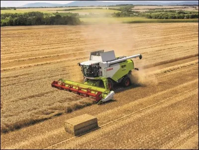 De quelle marque est cette moissonneuse ?