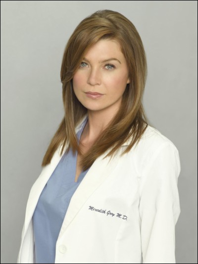 Pour quelle raison Meredith arrive-t-elle en retard au début de son internat ?