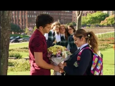 Matteo offre des fleurs à Luna. Qui est présent lors de ce moment ?