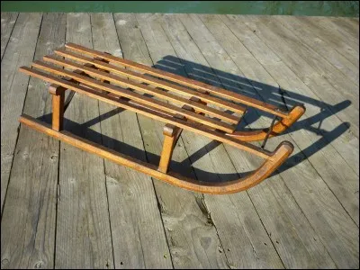 Combien y a-t-il de luges en bois sur cette image ?