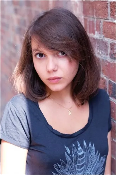 Quel est le nom de cette comédienne, qui incarne Charlotte, la meilleure amie de Chloé ?