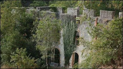Dans quel département visiterez-vous Le Tablier, sachant que sa préfecture est La Roche-sur-Yon ?