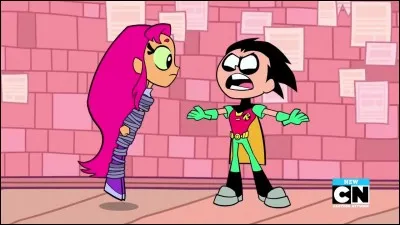 Qui est cette fille aux cheveux roses ?