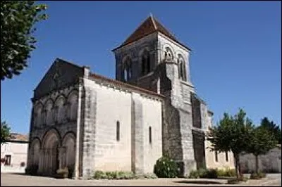 Voici l'église Saint-Martin de Saint-Martin-de-Coux. Village Charentais-Maritime, il se situe en région ...