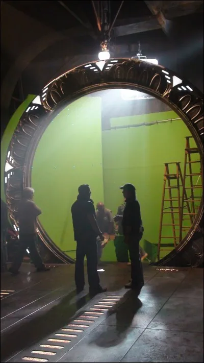 Dans quelle série dérivée du film ''Stargate, la porte des étoiles'' une mission est envoyée à travers la porte sur la Cité des Anciens dans la galaxie de Pégase ?