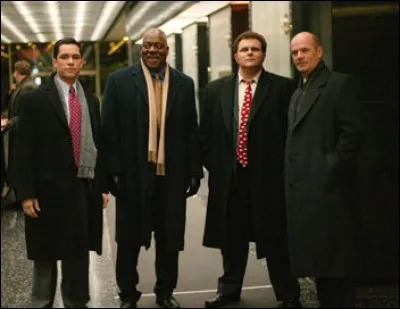 Dans quelle série Lilly Rush, seule femme inspectrice de la police criminelle de Philadelphie, est-elle aidée par la brigade policière de la ville pour enquêter sur des meurtres jamais élucidés commis plusieurs années auparavant ?