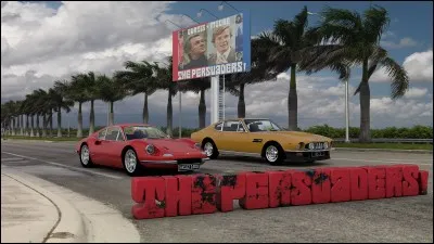 Quelle série raconte les aventures de John Drake, agent secret se déplaçant aux quatre coins du monde ?