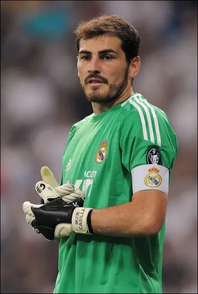En quelle position y joue Iker Casillas ?