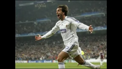 De quelle nationalité est leur ancien joueur Ruud van Nistelrooy ?