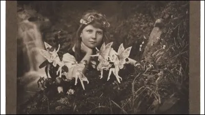 En 1917 Elsie Wright et Frances Griffiths, deux cousines de 16 et 10 ans se photographient en compagnie d'êtres surnaturels. Quels étaient-ils ?